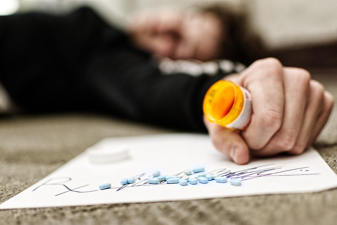 Deutscher Medikamentenmangel: Praxen & Kliniken kämpfen mit Engpässen, Behandlungen ausgesetzt. Gesundheitskrise droht.