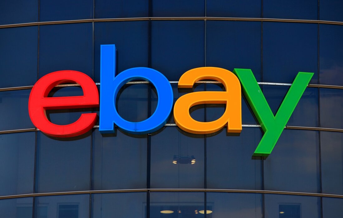 Der beliebte Online-Marktplatz hat sich zuvor mit NFTs beschäftigt, aber dies ist das erste Mal, dass er selbst NFTs auf den Markt bringt Im Mittelpunkt der digitalen Sammlerstücke stehen Sportlerpersönlichkeiten Der E-Commerce-Riese eBay gab am Montag bekannt, dass er eine NFT-Sammlung „Genesis“ von nicht fungiblen Token vorstellt, die Animationen beliebter Sportler, darunter die Eishockeylegende Wayne Gretzky, enthält. Die NFT-Sammlung umfasst dreizehn digitale Sammlerstücke, die auf verschiedenen Stufen erhältlich sind. Der Start ist ein Joint Venture mit der NFT-Plattform OneOf, die auf Tezos und Polygon aufbaut. Die Unternehmen bestätigten, dass sie mit den NFT-Tropfen über die digitalen Sammlerstücke in „limitierter Auflage“ …
