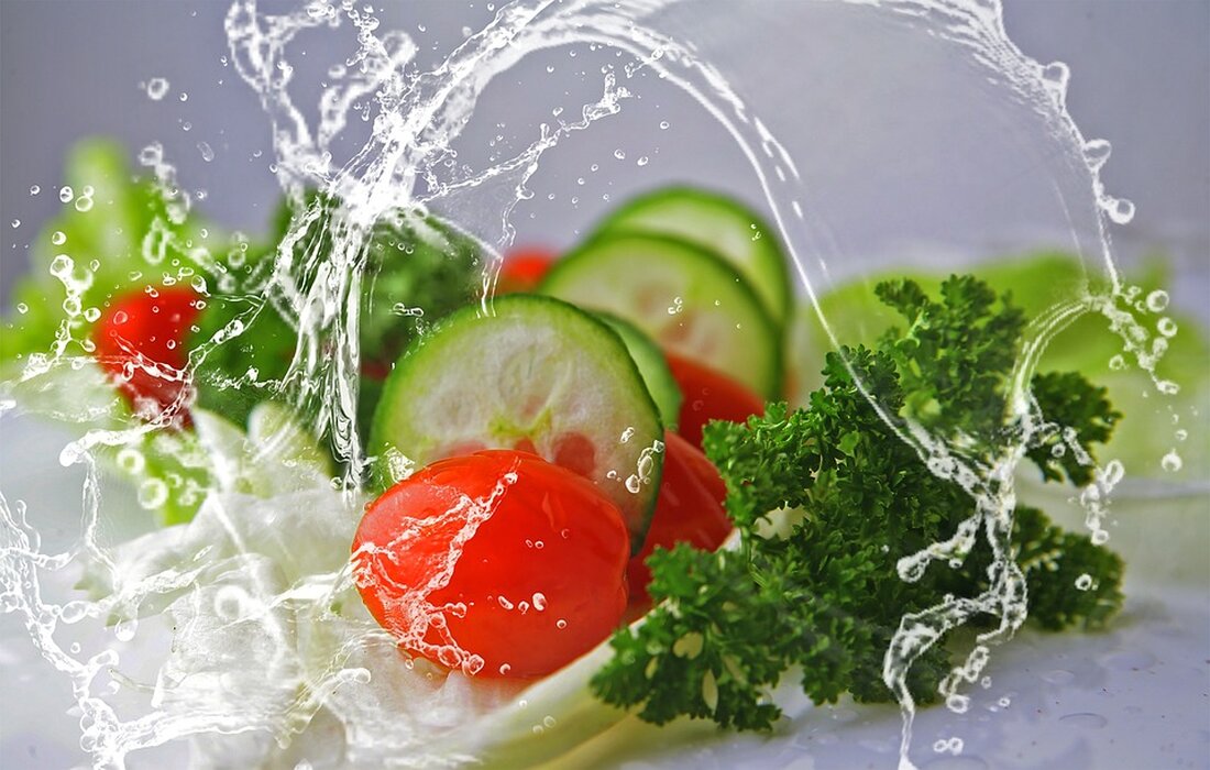 Bioschmiede Bei der Bioschmiede in Markkleeberg kann man Bio-Produkte in einer wöchentlichen Obst- und Gemüsekiste kaufen. Du kannst deine Kiste ganz einfach online bestellen und dabei entweder aus den bereits bestehenden Vorlagen auswählen oder sie dir individuell zusammenstellen. Der Preis dient hierbei nur als Orientierung, letztlich wird genau abgewogen, wie viel in den Kisten drin ist und wie viel sie kosten. Am Freitag jeder Woche wirst du per E-Mail darüber informiert, was in deiner Kiste nächste Woche drin sein wird. Zum Einstieg bietet die Bioschmiede Schnupperkisten an, wahlweise eine kleine für bis zu 25,- Euro oder eine große Kiste mit …