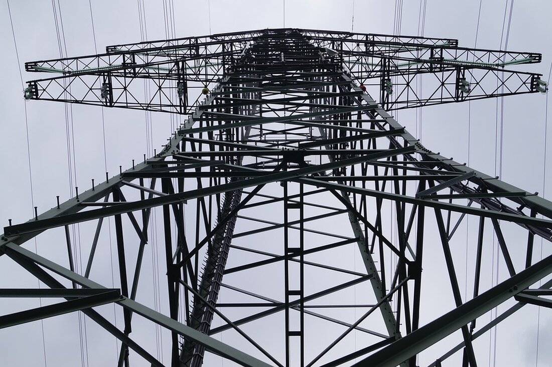 Erfahren Sie in unserem Artikel, wie die Erneuerbaren Branche am Wirtschaftsgipfel 2024 von Bundeskanzler Olaf Scholz auf die dringend nötige Umsetzung der Energiewende drängt. BEE-Präsidentin Simone Peter betont die Bedeutung von Investitionen in klimafreundliche Technologien für die Zukunft Deutschlands als Industrie- und Mittelstandsstandort. Entdecken Sie, wie Flexibilität im Stromsystem und eine nachhaltige Energieversorgung sowohl die Kosten senken als auch die Versorgung im ländlichen Raum sichern können.