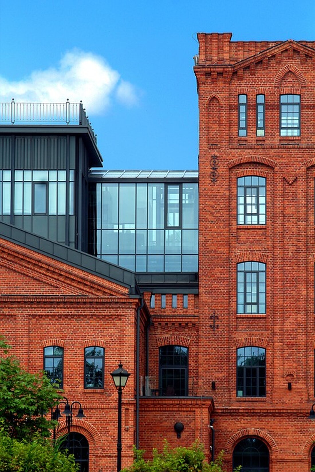 Revitalisierung des ehemaligen Gästehauses am Park in Leipzig Einst war das luxuriöse „Gästehaus am Park“ in Leipzig ein Ort, an dem sich hochrangige Politiker der DDR mit westlichen Vertretern trafen, um Milliarden-Kredite für das klamme Land auszuhandeln. Hier trafen sich zum Beispiel DDR-Staatschef Erich Honecker und sein Stasi-Chef Erich Mielke mit Politikern wie Franz Josef Strauß. Doch nach der Wende verfiel das Gebäude und Teile des Mobiliars wurden versteigert. Jetzt hat die LEWO das ehemalige Gästehaus revitalisiert und es in eine Wohnanlage mit 118 Wohnungen umgewandelt. Die Wohnungen haben eine Größe von 40 bis ca. 150 Quadratmetern und die meisten …