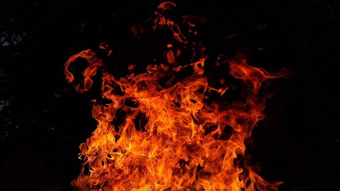 Zwei Personen verletzt bei Brand im Seniorenheim in Bad Honnef - Ursache noch unklar. Evakuierung von über 40 Bewohnerinnen und Bewohnern. Brand im Keller des Gebäudes ausgebrochen.