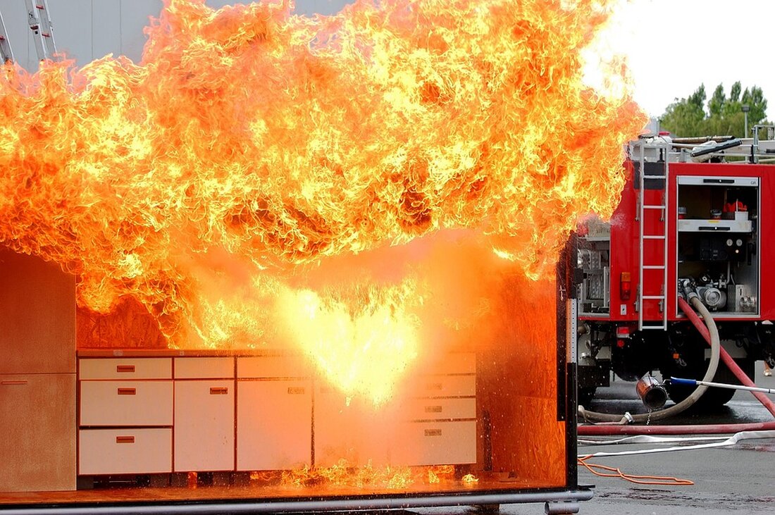 Küchenbrand in Bonner Restaurant - Feuerwehr und Rettungsdienst im Einsatz. Zwei Verletzte Personen. Aktuelle Berichterstattung. Einsatzdetails und Fotos. Besorgniserregender Vorfall.