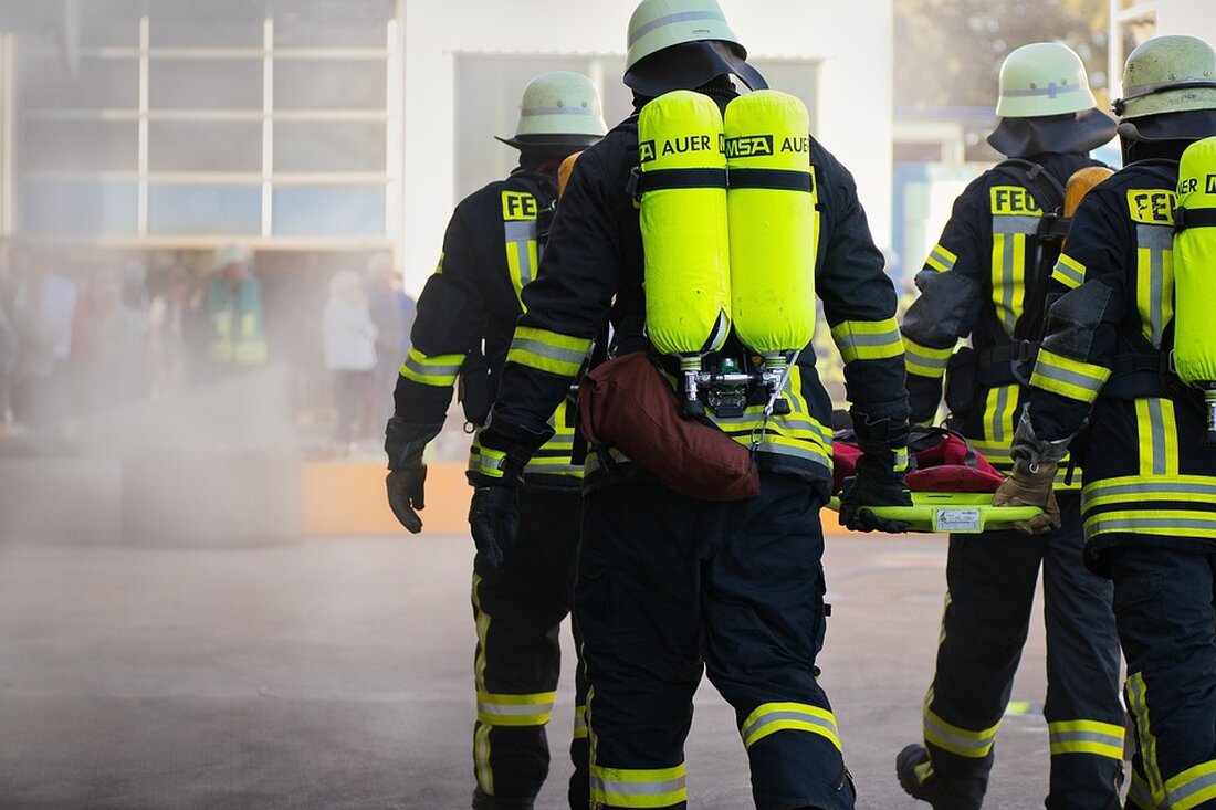 Brand in Mehrfamilienhaus in Sankt Augustin: Feuerwehr rettet Bewohner aus Küchenbrand. 17 Menschen evakuiert, zum Glück keine Verletzten. Polizei ermittelt.