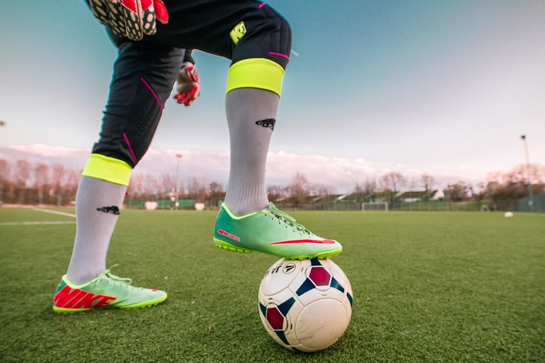Entdecken Sie, wie MATCHDAY NUTRITION® Fußballern im Profi- und Amateurbereich helfen kann, ihre Leistung durch eine gezielte Ernährung zu optimieren. Erfahren Sie mehr über wissenschaftlich fundierte Produkte, die Verletzungen vorbeugen, die Regeneration fördern und die Konzentration steigern – für anhaltende Höchstleistungen auf dem Platz. Besuchen Sie unseren Onlineshop und starten Sie mit einem exklusiven Probierpaket!