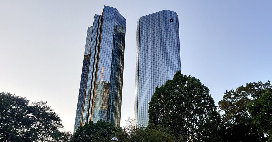 Erfahren Sie in diesem Artikel, warum Banken sich zunehmend mit Nachhaltigkeit auseinandersetzen müssen und welche Rolle sie bei der CO2-Reduzierung und Wirtschaftsförderung spielen können. Zusätzlich werden aktuelle Regularien und Richtlinien diskutiert, die eine transparente und verantwortungsvolle Unternehmensführung unterstützen sollen.