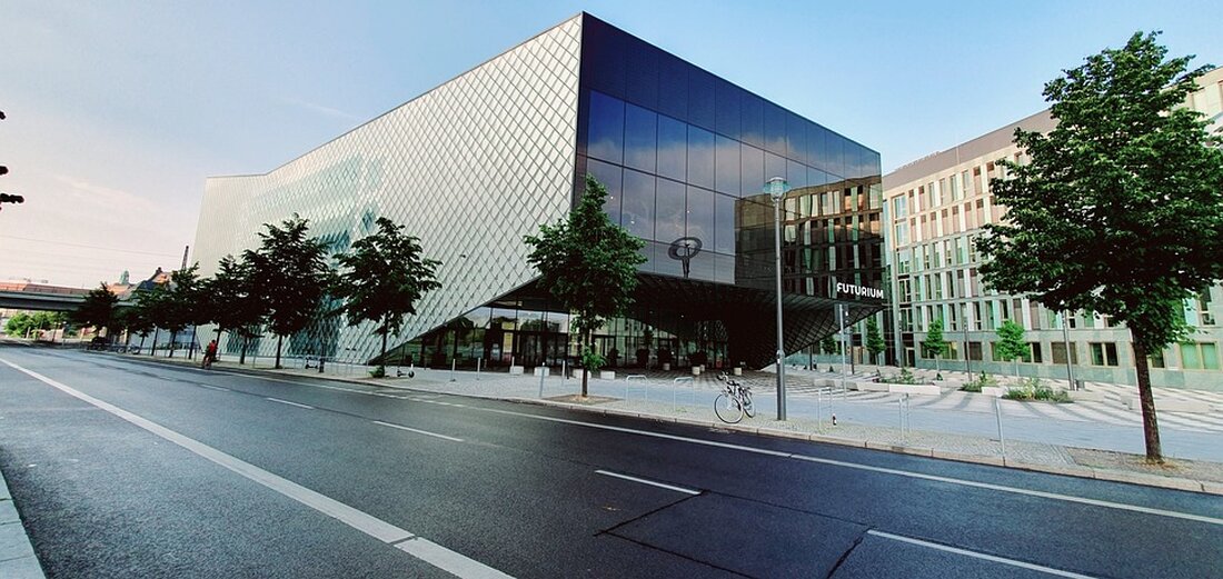 Das Futurium in Berlin erhält die „Nationale Auszeichnung – Bildung für nachhaltige Entwicklung“ für seine innovative Bildungsarbeit. Entdecken Sie, wie das Museum mit vielfältigen Angeboten Zukunftsfragen anspricht und zur Stärkung der Futures Literacies beiträgt. Erfahren Sie mehr über den Ansatz und die Ziele des Futuriums in der nachhaltigen Bildung.