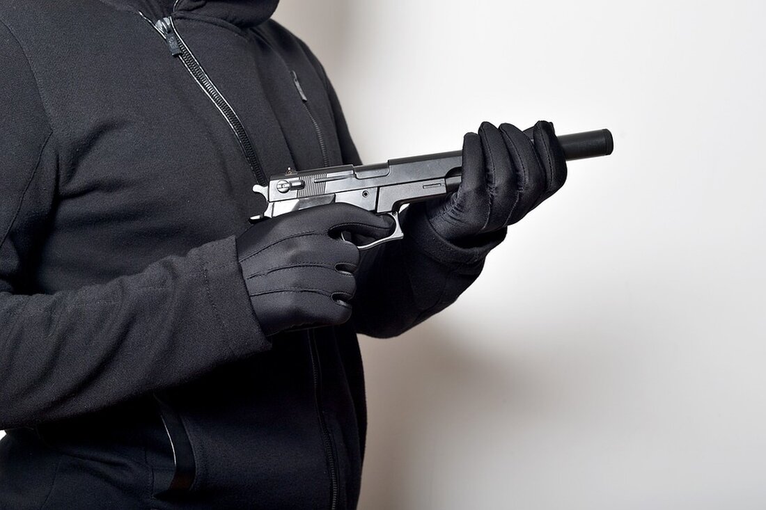Ein betrunkener Mann bedrohte Polizisten in Nürnberg mit einem Messer und wurde nach einem eskalierten Streit festgenommen.
