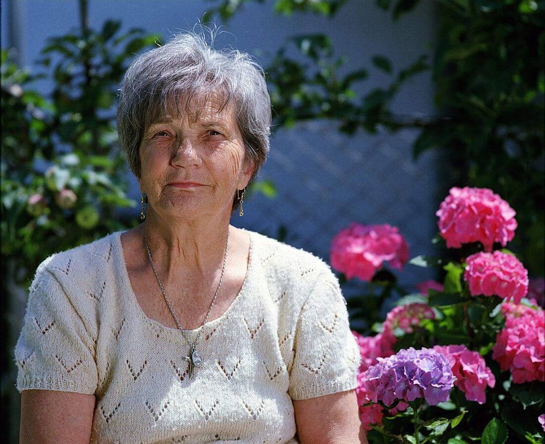 Alptraum für Rentner: Hausbrand und bürokratischer Teufelskreis Leipzig – Mit 81 Jahren steht Manfred Kobialka vor den Trümmern seiner Existenz. Am 27. Juni 2023 entzündete sich sein neu installiertes Solardach. Das 150-Quadratmeter-Haus mit Sauna und Wintergarten, in dem er und seine Frau seit 34 Jahren lebten, brannte binnen Minuten bis auf die Kellerdecke nieder. „In der Woche davor hatte ich über dem Wintergarten Solarpaneele installieren lassen. Und plötzlich brannte die Hütte lichterloh“, erinnert sich der ehemalige wissenschaftliche Sekretär. Seit dem Unglück lebt er in einem kargen Hotelzimmer. Und obwohl die Brandursache klären ist, wartet der Rentner auf Geld von Versicherungen …