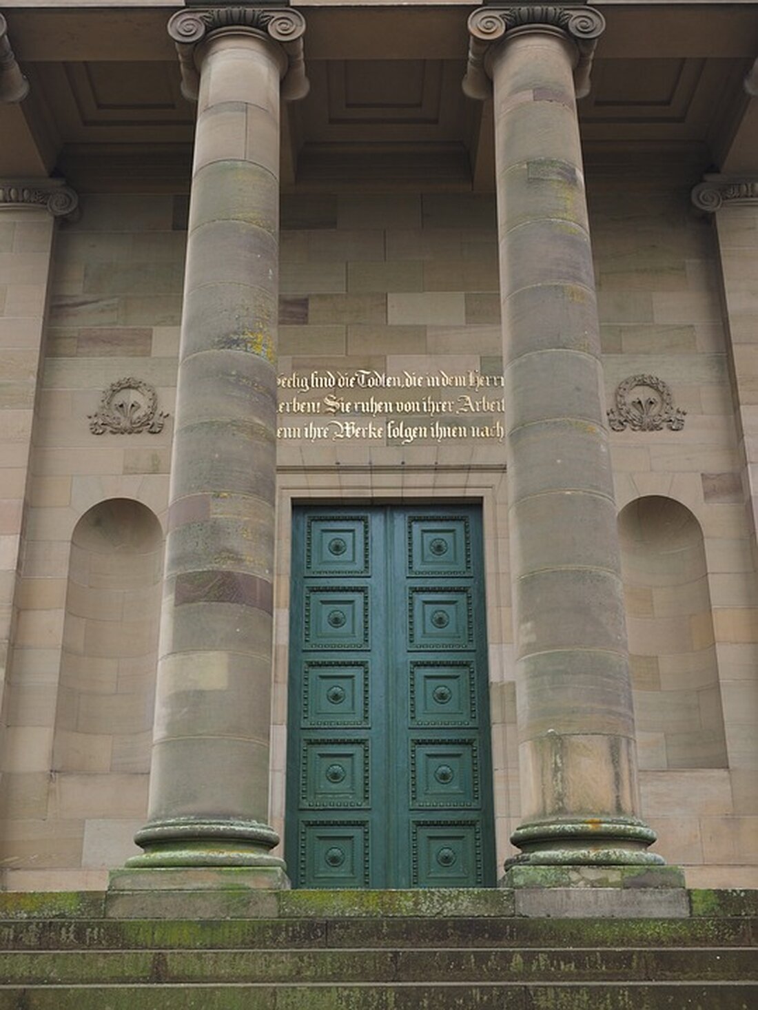 Mehrjährige Haftstrafen gefordert nach mutmaßlichem Racheakt in Stuttgart. Erfahren Sie die Hintergründe des Prozesses im Stuttgarter Bandenkrieg. #Haftstrafen #Racheakt #Stuttgart #Bandenkrieg