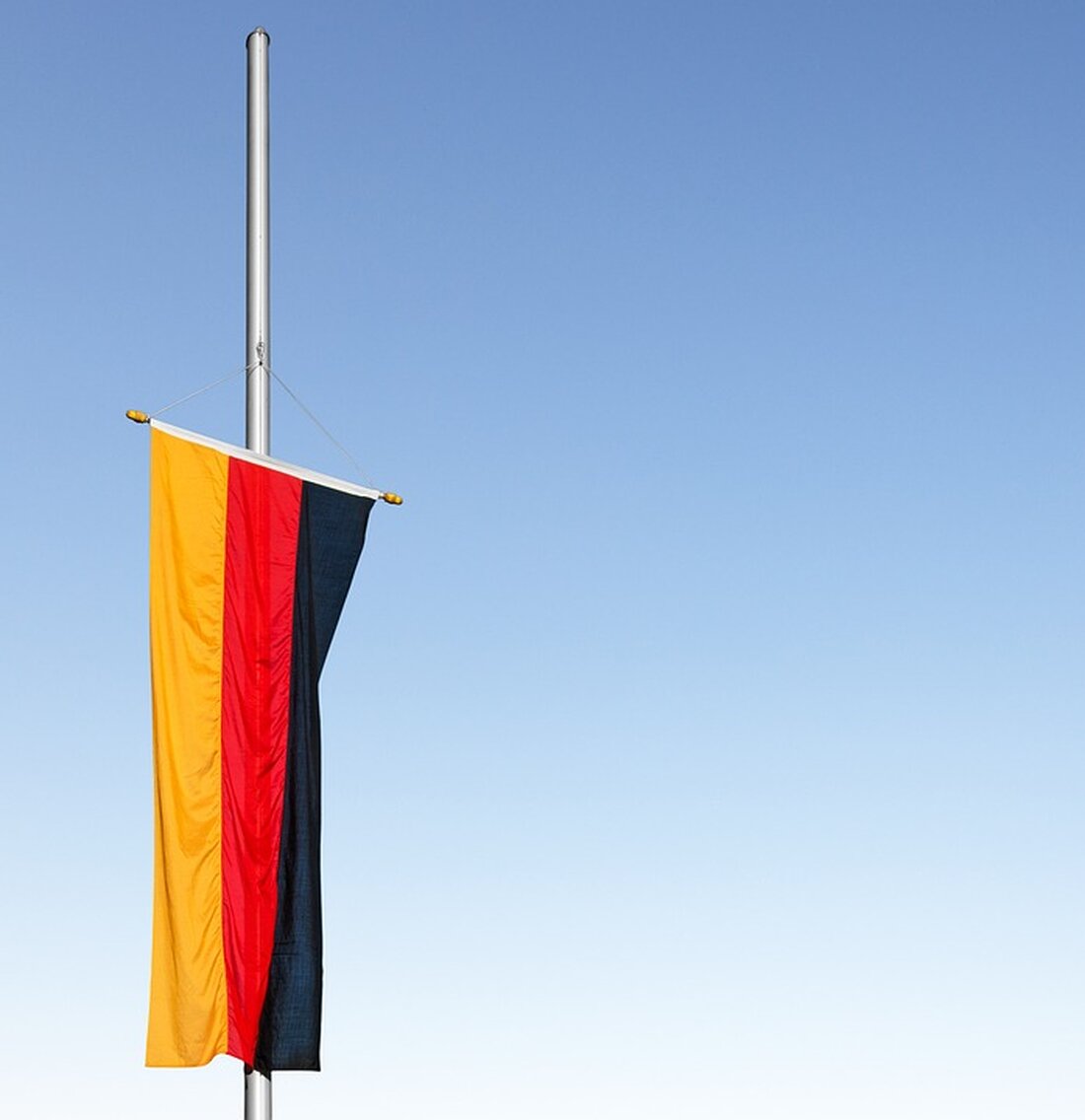Gedenktag zum Genozid an Roma und Sinti Am 2. August ist in Europa der Gedenktag an den Genozid an den Roma und Sinti. Dahinter steht die Nacht des 2. August 1944: In dieser ermordeten die Nationalsozialisten die letzten 4.200 in Auschwitz inhaftierten Roma und Sinti. Insgesamt wurden im Zweiten Weltkrieg mehr als 500.000 von ihnen ermordet. Zum Gedenktag fand eine Kranzniederlegung des Verbands der Roma und Sinti in Sachsen zusammen mit der Stadt Leipzig statt. In der Goethestraße, am Mahnmal am Schwanenteich, versammelten sich gegen 17 Uhr rund 30 Menschen, um dem Gedenken beizuwohnen. Razzia bei „Linksunten.indymedia“ Wie der Spiegel …