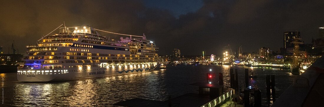 Erleben Sie den Hafengeburtstag Hamburg mit internationalen Stars wie Scooter und DJ Alle Farben. Feiern Sie gemeinsam mit zahlreichen Partnern ein spektakuläres Fest mit Shows, Konzerten, Feuerwerk und einer Drohnenshow. Vom 9. bis 12. Mai 2024 wird das Elbufer zur einzigartigen Open Air Festivalfläche. Freuen Sie sich auf Musik, Kunst, Kulinarik und internationales Flair beim Lettland Festival. Entdecken Sie das vielfältige Programm des Hafengeburtstags in unserer WebApp. www.hafengeburtstag.hamburg