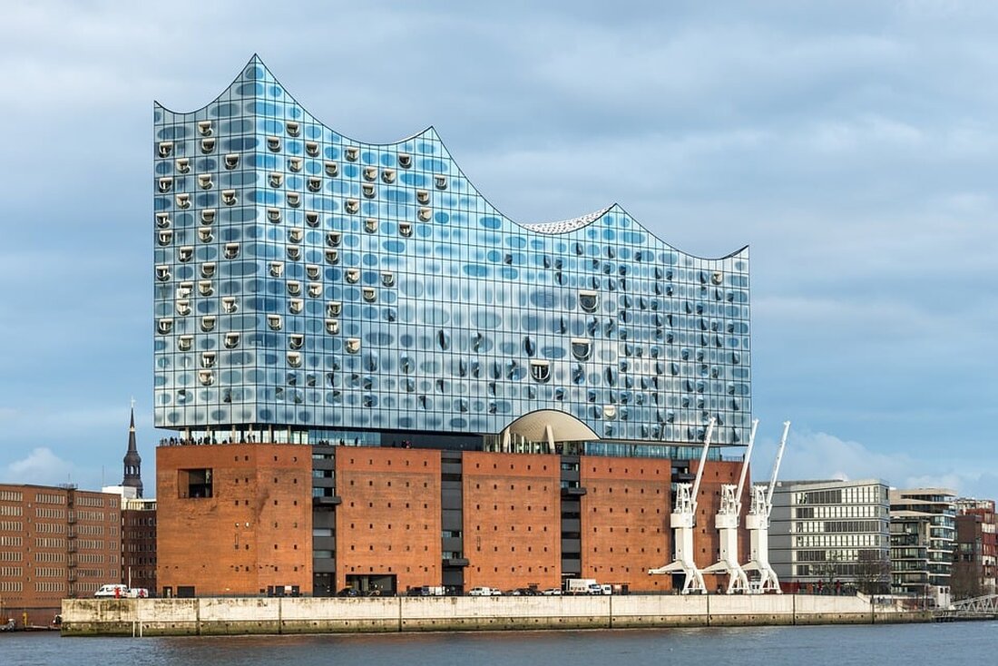 Rund 3.200 Gäste aus der Apotheke besuchten die APOTHEKENTOUR 2025 in Hamburg, um sich über Innovationen und Networking zu informieren.