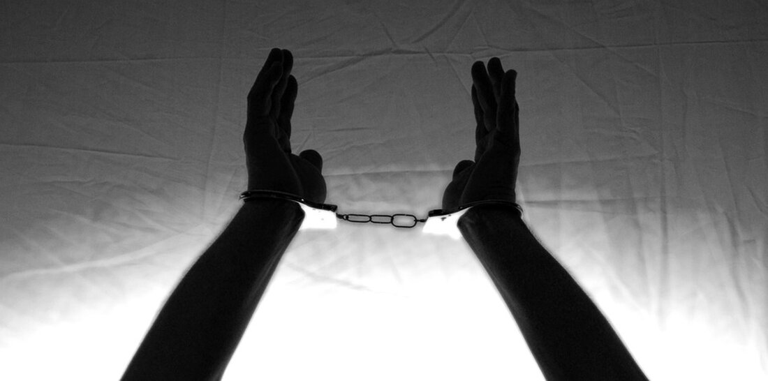 Neue Details zum tödlichen Streit in Bonner Wohnheim: 34-Jähriger in Haft. Polizei ermittelt in Beziehung zwischen Täter und Opfer. Besondere Unterkunftsumstände enthüllt.
