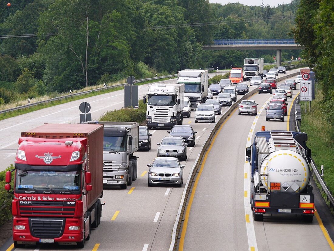Fahrbahnerneuerung der B 6 östlich von Leipzig geplant Am Montag, den 14. August, soll die Baumaßnahme zur Fahrbahnerneuerung der B 6 östlich von Leipzig beginnen. Die Niederlassung Leipzig des Landesamtes für Straßenbau und Verkehr ist für die Durchführung verantwortlich. Die Bauarbeiten erstrecken sich über einen Bereich von rund 1.000 Metern, beginnend von der A 14-Anschlussstelle Leipzig-Ost bis zum Ortseingang Leipzig am Kreuzungsbereich mit der Paunsdorfer Allee. Die Arbeiten sollen voraussichtlich Mitte September 2023 abgeschlossen sein. Im Rahmen dieser Baumaßnahme wird der bestehende Asphalt auf der Fahrbahn erneuert. Sowohl die Asphaltdeck- und Asphaltbinderschicht als auch teilweise die Asphalttragschicht werden ausgetauscht. Zusätzlich …