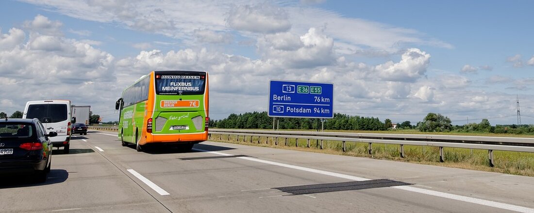 Flixbusse umgehen neue Grenzkontrollen über Landstraßen. Erste Bilanz zeigt geringe Zurückweisungen und Kritikpunkte.