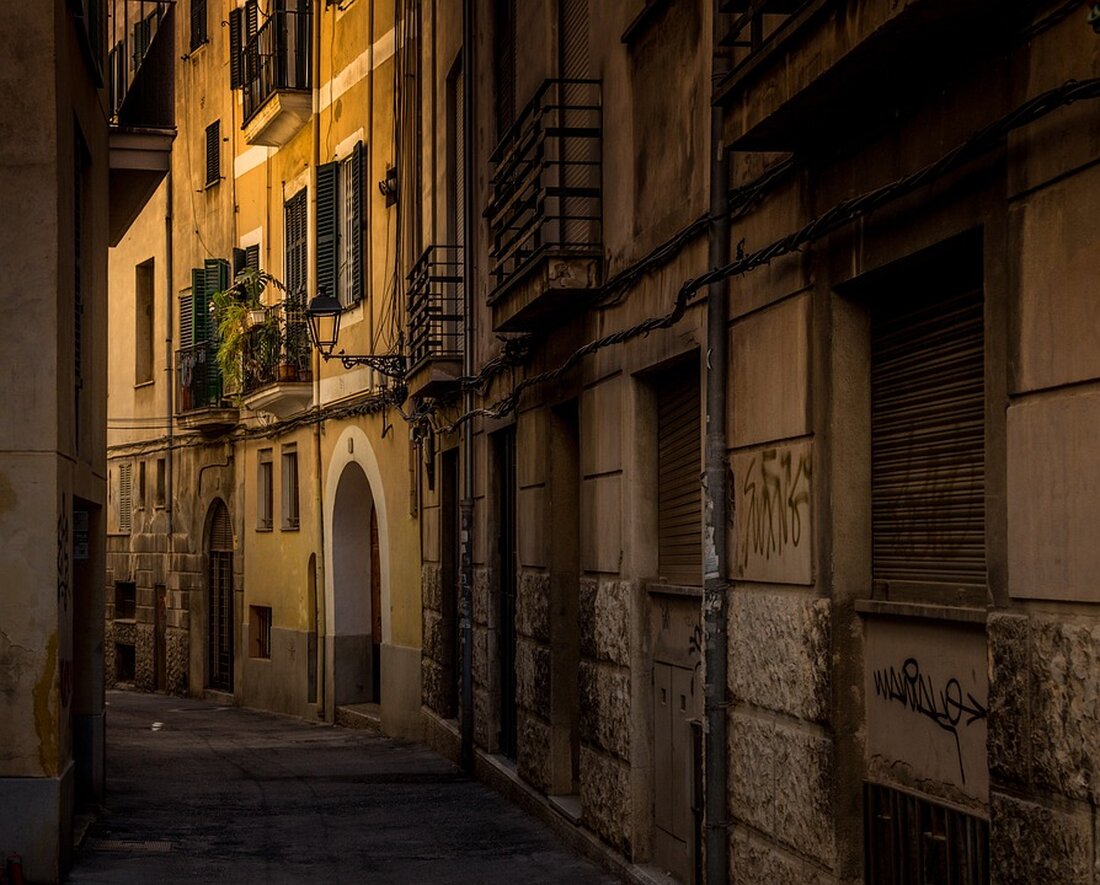 In diesem Artikel geht es um die Proteste gegen die touristische Überflutung auf Mallorca und die Frage, wer die Verantwortung dafür trägt. Erfahren Sie, warum sowohl die Urlauber als auch die Einheimischen in der Pflicht stehen und wie die mallorquinische Regierung gegen das fragwürdige Publikum vorgeht. Die Veränderung der Infrastruktur und des Images der Insel wird jedoch Jahre dauern. Lesen Sie mehr über die aktuellen Entwicklungen.