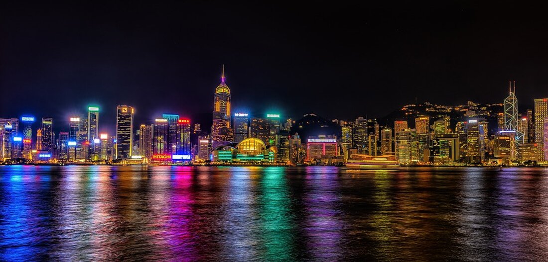 Entdecken Sie den „Hong Kong Pavilion“ auf der Frankfurter Buchmesse 2024! Erleben Sie über 900 herausragende Publikationen, innovative Drucktechniken und kreative Projekte aus Hongkong. Besuchen Sie die „Creative Corner“ und informieren Sie sich über spannende Diskussionsrunden mit Branchenexperten. Tauchen Sie ein in die Vielfalt der Hongkonger Verlags- und Druckindustrie!