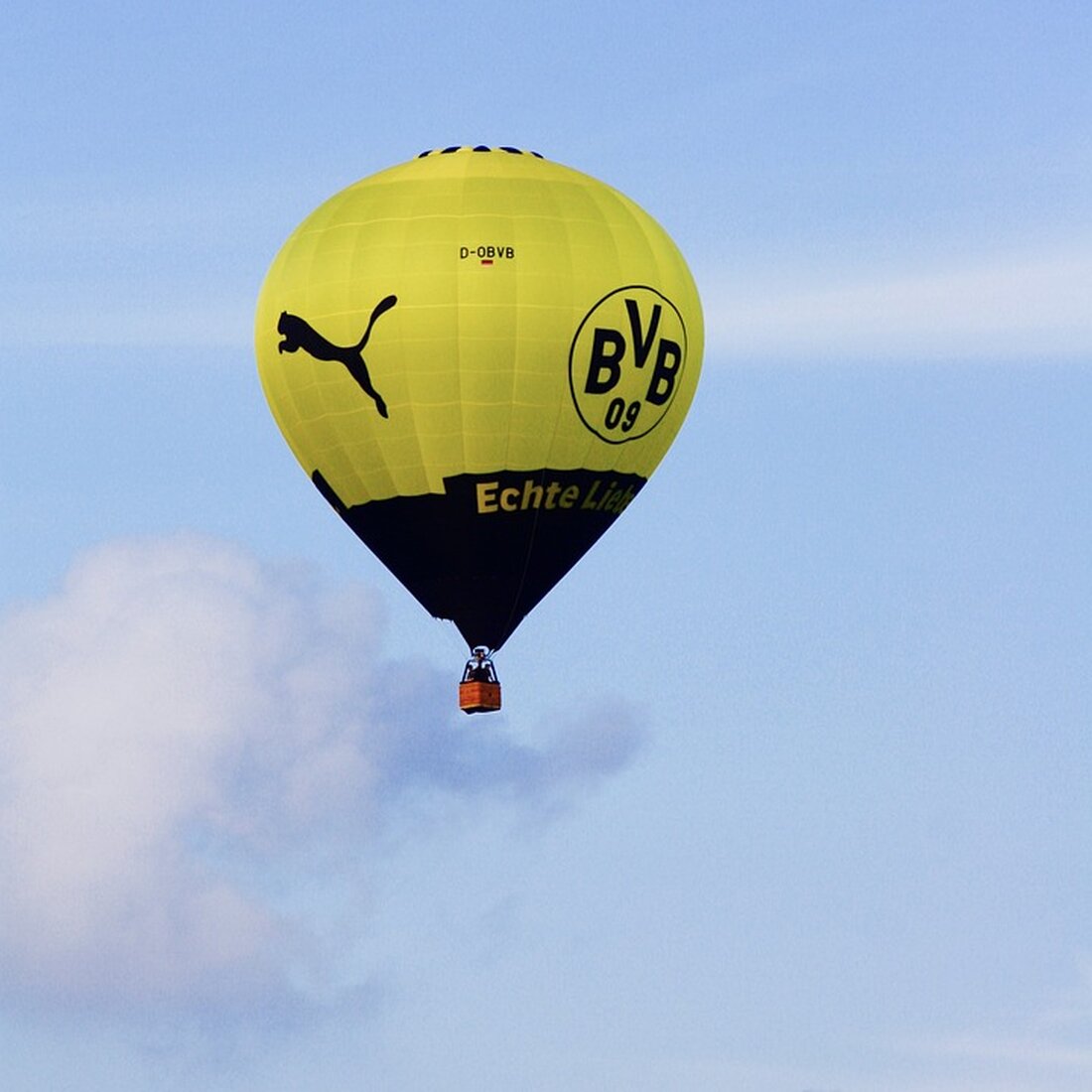 Erfahren Sie, wie Studierende der International School of Management (ISM) Borussia Dortmund bei der strategischen Weiterentwicklung der Nachhaltigkeitsinitiative "BVB Bewegt" unterstützen, um Kinder und Jugendliche in Dortmund zu mehr Bewegung und persönlicher Entwicklung zu motivieren. Lassen Sie sich von diesem Praxisprojekt inspirieren und erfahren Sie, wie Sportvereine einen positiven Einfluss auf die Gesundheit und das Wohlbefinden von Kindern und Jugendlichen nehmen können.