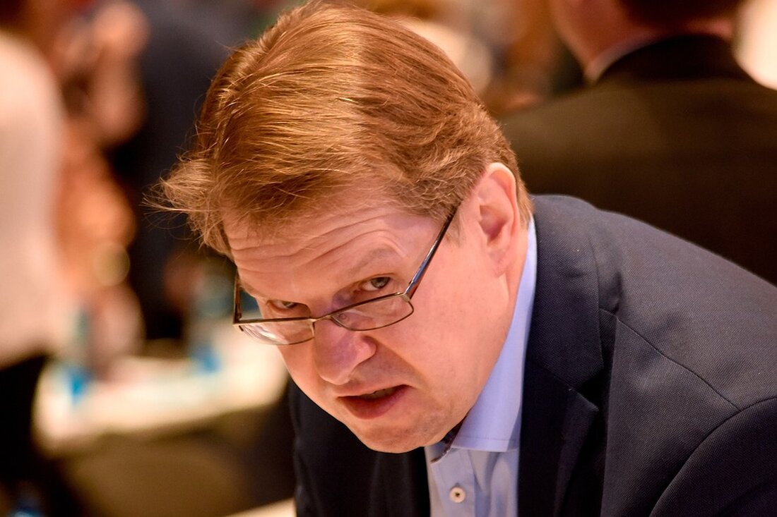Sachsens Innenminister verteidigt Vermummung eines Staatsanwalts im Einsatz Sachsens Innenminister Armin Schuster (CDU) hat den Gesichtsschutz eines Staatsanwalts während einer Wohnungsdurchsuchung in Leipzig verteidigt. Dies erfolgte als Reaktion auf die Kritik der Abgeordneten Juliane Nagel (Linkspartei), die Zweifel an der Rechtmäßigkeit der Vermummung äußerte. Gesetzliche Vorschriften zur Vermummung von Strafverfolgern Im Gegensatz zu Juliane Nagels Annahme gibt es laut Schuster keine klaren Vorschriften, die es Strafverfolgern verbieten, ihr Gesicht während eines Einsatzes zu verhüllen. Die Vermummung dient in erster Linie dem Schutz der Staatsanwälte vor möglichen Gewalttaten politischer Extremisten. Angesichts der Gewaltbereitschaft einiger extremistischer Gruppierungen ist es nur verständlich, dass …