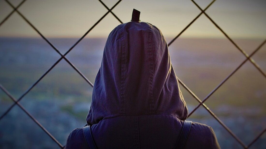 "Entdecken Sie die kritische Stellungnahme des Deutschen Instituts für Menschenrechte zu den aktuellen Debatten über Migrations- und Sicherheitsrecht. Der Artikel beleuchtet die Bedeutung präventiver Maßnahmen gegen Radikalisierung, die rechtlichen Grenzen bei Abschiebungen und die Risiken von Leistungskürzungen sowie der Auslagerung von Asylverfahren. Informieren Sie sich über wesentliche Menschenrechtsfragen und die Herausforderungen für Schutzsuchende in Deutschland."