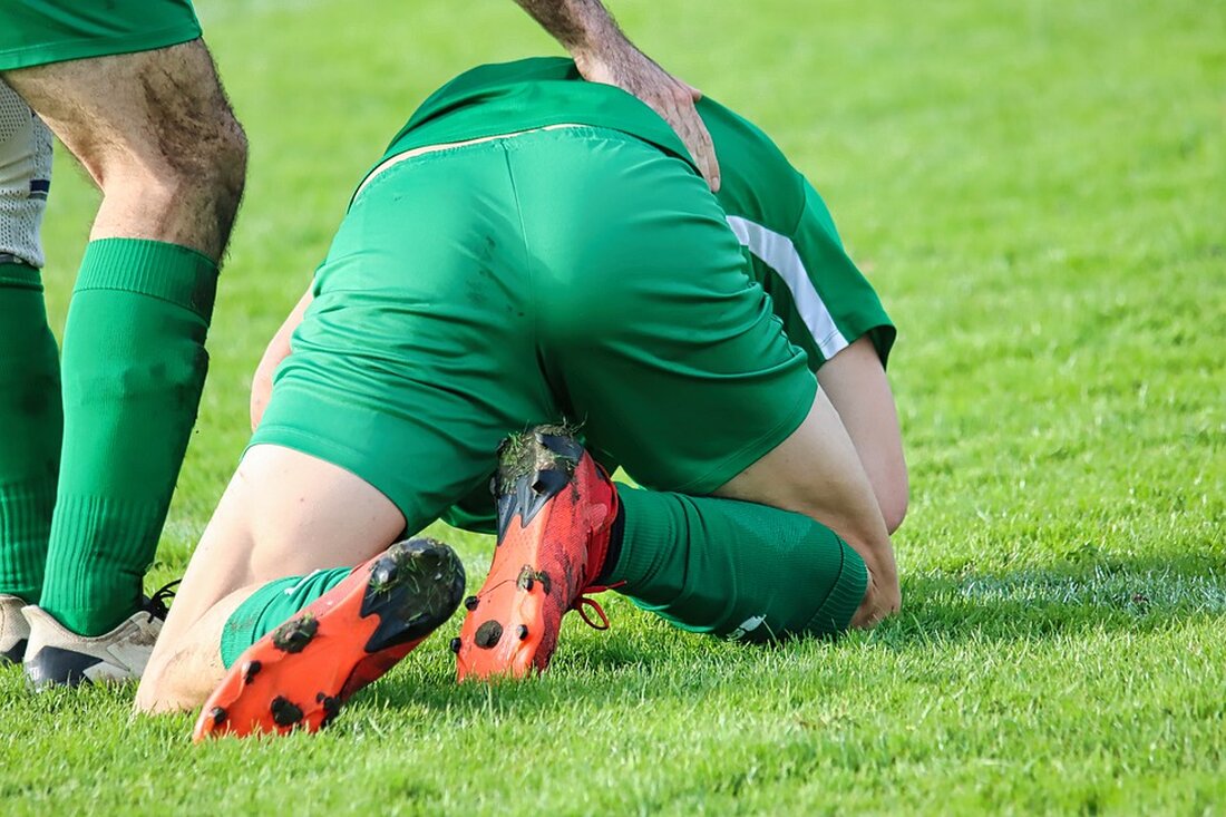 Sport und Regeneration: Wie Enzyme bei Überlastung und Verletzungen helfen können. Erfahren Sie, wie die systemische Enzymtherapie mit Wobenzym den Heilungsprozess unterstützt, indem sie Entzündungen reduziert und Schwellungen sowie Schmerzen lindert. Tipps zur Vorbeugung von Sportverletzungen und zur optimalen Regeneration werden ebenfalls gegeben. Erfahren Sie mehr!