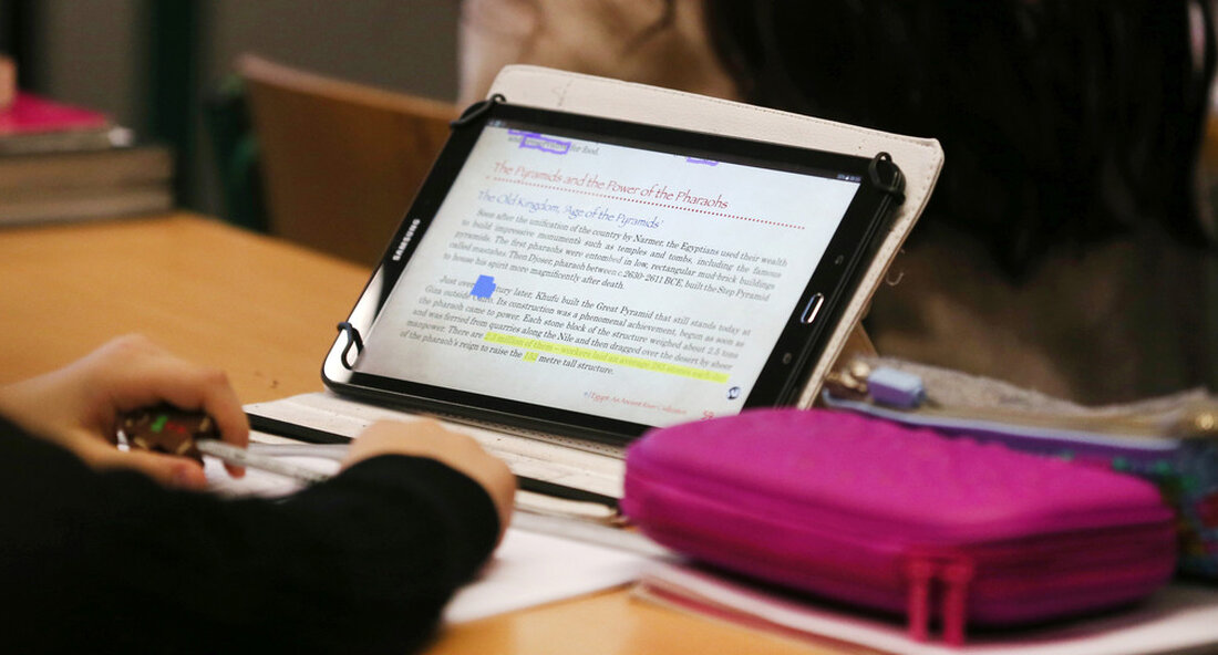 Bund und Länder haben fast eine Milliarde Euro in die Digitalisierung der Schulen im Land investiert. Das Land schneidet mit dem DigitalPakt Schule sehr gut ab. Auch die Bereitstellung einer digitalen Bildungsplattform schreitet voran. Außenminister Sandra Boßer hat dem Kabinett am 28. Juni 2022 einen Bericht zum Stand der Digitalisierung an den Schulen in Baden-Württemberg vorgelegtDigital Pakt Schule und die Zusatzprogramme sowie den aktuellen Stand der digitale Bildungsplattform. Baden-Württemberg schneidet mit dem DigitalPakt Schule sehr gut ab. 95 Prozent der vom Bund bereitgestellten Mittel sind gebunden. Etwa 90 Prozent der Schulen verfügen über einen sogenannten zertifizierten Medienentwicklungsplan. Dies ist eine &hellip;