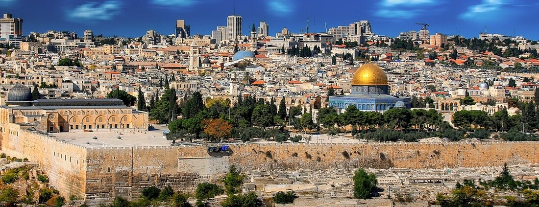 Die Eskalation im Nahen Osten: Hamas greift Israel an, Hisbollah schließt sich an Am Samstagmorgen begann die Terrororganisation Hamas mit einem anhaltenden Raketenbeschuss und Bodenkämpfen, während die libanesische Hisbollah sich am Sonntag ebenfalls angriffsbereit zeigte. Die israelischen Streitkräfte reagierten daraufhin mit Gegenangriffen, infolgedessen erklärte das Sicherheitskabinett Israels den Kriegszustand. Inzwischen sollen auf israelischer Seite bereits rund 500 Menschen getötet worden sein. Leipziger Jugendgruppe in Sicherheit Trotz der eskalierenden Situation konnte Leipzigs Oberbürgermeister Burkhard Jung (SPD) vermelden, dass eine Gruppe von 15 Jugendlichen aus der Stadt in Sicherheit sei. Die Verwaltung der Messestadt stehe in engem Kontakt mit der Gruppe des …