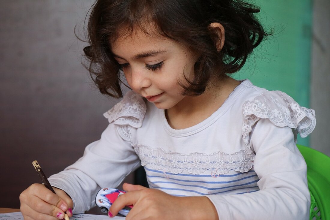 Entdecken Sie die aktuellen Defizite in der Medienbildung von Kindern und Jugendlichen in Deutschland: Eine Umfrage zeigt, dass viele Schüler kaum über Künstliche Intelligenz, Datenschutz und gesunde Mediennutzung informiert sind. Erfahren Sie, wie Bildungseinrichtungen, Eltern und Politiker gefordert sind, um die Medienkompetenz zu stärken und junge Menschen auf die Herausforderungen der digitalen Welt vorzubereiten.