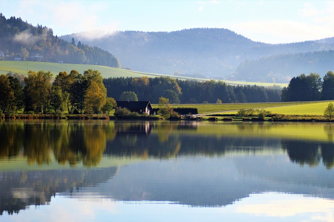 Aktuelles Wetter: Kühl und vereinzelt leichter Regen möglich. Temperaturen um 6°C. Aussicht: Trocken und wolkig. Mehr Infos auf digitaldaily.de.