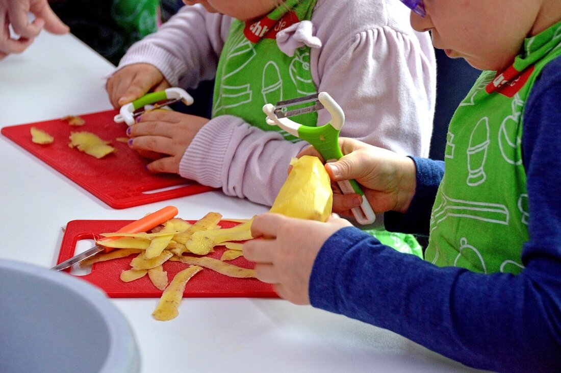 Kinder im Dottendorfer Elterninitiative Kinderladen zeigen besonderes Interesse an Bäumen: Lesen Sie, wie sie Regenwürmer für ihren neuen Apfelbaum sammeln und pflegen. Umweltbewusstsein im jungen Alter gefördert.