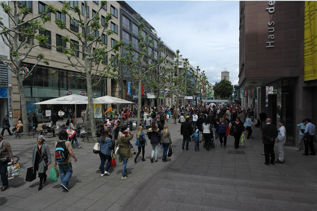 Stuttgart ist bekannt für ihre wirtschaftliche Stärke, ihre Kultur und ihre Natur. Die Stadt ist auch als Wiege der deutschen Automobilindustrie bekannt und beherbergt bedeutende Unternehmen wie Porsche und Mercedes-Benz. Aber Stuttgart hat noch viel mehr zu bieten als Autos. Die Stadt ist reich an Kunst und Kultur und bietet zahlreiche Museen, Theater und Musikveranstaltungen. Die Landschaft rund um Stuttgart ist geprägt von Weinbergen und Wäldern, was die Stadt zu einem beliebten Ausflugsziel für Naturliebhaber macht. Egal, ob Sie sich für Kultur, Geschichte oder Natur interessieren &#8211; Stuttgart hat für jeden etwas zu bieten. Stuttgart ist bekannt für ihre wirtschaftliche &hellip;