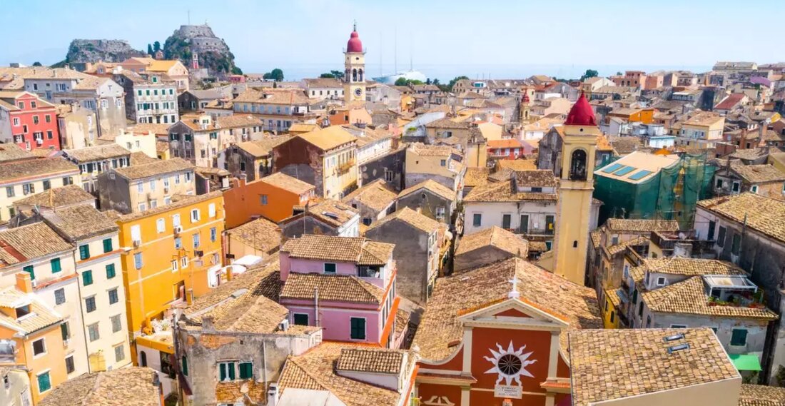 Willkommen auf Korfu, der smaragdgrünen Insel im Ionischen Meer und dem perfekten Ziel für Ihren Urlaub! Mit ihrer reichen Geschichte, der venezianischen Architektur und den malerischen Landschaften ist Korfu eine griechische Insel, die sich von anderen abhebt. Ob Sie durch die lebhaften Straßen von Korfu-Stadt schlendern oder an einem der unzähligen Strände der Insel die Sonne genießen, es liegt ein Zauber in der Luft, der Korfu von anderen Inseln unterscheidet. Vielleicht liegt es an der einzigartigen Mischung aus griechischen, italienischen und britischen Einflüssen oder an der Art und Weise, wie das Smaragdgrün der Bäume auf das tiefe Blau des Meeres …