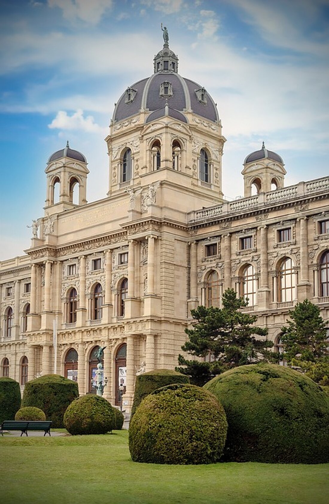 Kunsthistoriker im Interview Zugesprüht, vergessen: Relief von Bernhard Heisig aus Leipziger DDR-Ruine gerettet Es war zugesprüht und vergessen, nun konnte das Relief von Bernhard Heisig im Gästehaus am Park in Leipzig gerettet werden. Über die Hintergründe spricht der Kunsthistoriker Frank Zöllner im Interview. Seit 1968 steht das Gästehaus des Ministerrates der DDR im Leipziger Musikviertel, nach 1995 verfiel das Gebäude, inzwischen wurde die einstige Ruine in einen Wohnkomplex umgewandelt. Gerettet werden konnte das zugesprühte Relief von Berhard Heisig (1925–2011), einem bedeutenden deutschen Künstler des 20. Jahrhunderts und langjährigem Rektor der Leipziger Hochschule für Grafik und Buchkunst. Im Interview spricht der …