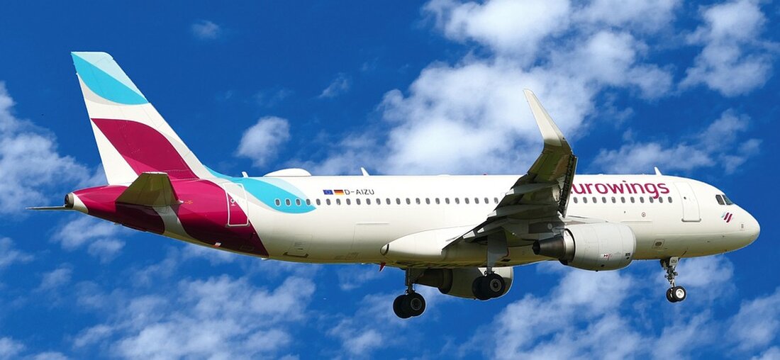 Ein viral gewordenes Video von Eurowings auf einem Flug nach Mallorca überrascht Passagiere. Tommi Schmitt's Idee aus "Gemischtes Hack" umgesetzt! Passagiere und Podcaster begeistert.
