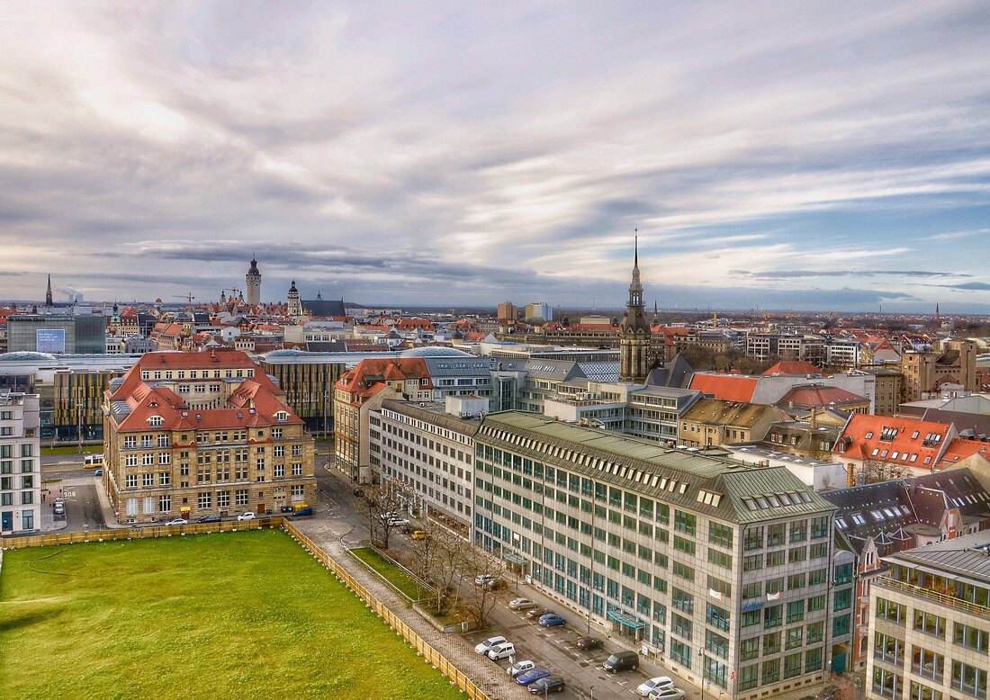 Wer eine Website betreibt und mit dieser Erfolg haben möchte, muss dafür sorgen, dass sie leicht gefunden werden kann. Das gilt ebenso für Unternehmen aus Leipzig; schließlich stehen auch sie in Konkurrenz zu anderen Firmen, sowohl zu solchen aus der Region selbst als auch von weiter außerhalb. Mit einer Internetpräsenz ist es wie mit einem stationären Geschäft: Wer keine Kunden anzieht, wird früher oder später schließen müssen. Entsprechend gilt bei einer Website, dass man möglichst viel Traffic erzeugen sollte – vorzugsweise mithilfe einer Suchmaschine. Damit das gelingt, sollte das Unternehmen bei dieser möglichst weit vorne in den Suchergebnisseiten auftauchen, was …