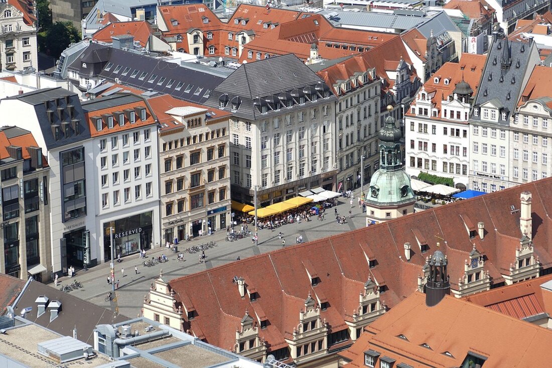 Die Thomaskirche in Leipzig benötigt einen neuen Anstrich Leipzig – An den Wänden bröckelt der Putz, an den Fenstern blättert die Farbe: Nur 23 Jahre nach der letzten Restaurierung braucht die Thomaskirche dringend einen neuen Anstrich. Schuld sind die vielen Besucher, denn rund 200 000 Menschen besuchen die weltberühmte Bachstätte, deren Grundmauern aus dem Mittelalter stammen. Durch Schweiß und Atemluft der Gäste wird das Mauerwerk angegriffen – besonders an den Eingängen und den Emporen. Die anstehenden Arbeiten werden etwa 190 000 Euro kosten. Pfarrerin Britta Taddiken äußert sich zur Situation: „Schon Ende Oktober sollen die Gerüste stehen.“ Deshalb wurde die Spendenaktion „Alte …