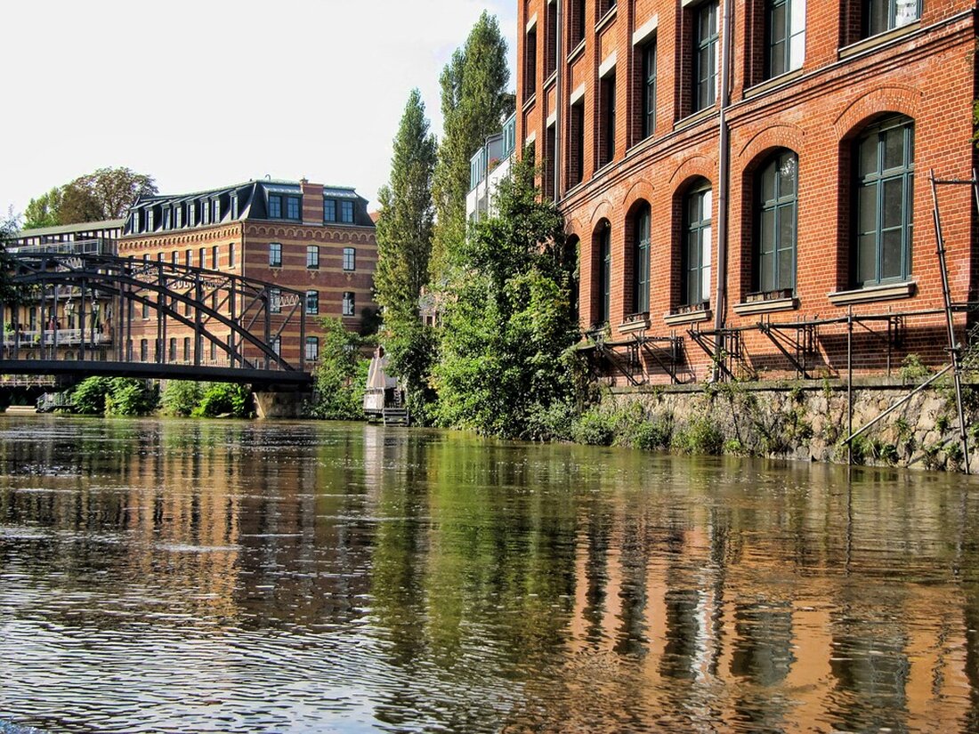 Schauriger Fund in Leipzig Leipzig – Normalerweise zieht es Lost-Places-Fans zu den alten Speichergebäuden am Lindenauer Hafen. Doch seit Donnerstagmorgen ist die Polizei dort im Einsatz. Zwei offenbar betrunkene Besucher entdeckten gegen 4.40 Uhr eine Leiche in einer versteckten Ecke des Gebäudes. Nach Informationen der Zeitung BILD wurde die Leiche im unteren Bereich, im Wasser liegend, gefunden. Die Kriminalpolizei hält sich wie so oft in Leipzig bedeckt und gibt keine Informationen preis, was genau in der Ruine passiert sein könnte. Sogenannte Lost Places sind verlassene und oft verfallene Gebäude. Dies können ehemalige Fabriken, stillgelegte Hotels oder unbewohnte Wohnhäuser sein. Menschenleer …