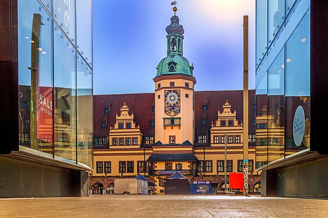 Aktivisten besetzen leerstehendes Gebäude in Leipzig Mehrere Menschen haben in Leipzig erneut ein leerstehendes Gebäude im Leipziger Osten besetzt. Die Initiative „Leipzig besetzen“ verkündete dies am Dienstagabend. Das Objekt, das besetzt wurde, befindet sich in der Ludwigstraße 96 in Volkmarsdorf. Im Zuge der Hausbesetzung kam es auch zu Ausschreitungen auf der Eisenbahnstraße. Dort wurden Müllcontainer und Barrikaden in Brand gesteckt. Die Polizei konnte die Hausbesetzung weder bestätigen noch dementieren und bezeichnete die Situation als „sehr dynamisch“. Wie die Leipziger Verkehrsbetriebe über den Kurznachrichtendienst X (ehemals Twitter) mitteilten, konnten die Straßenbahnen der Linie 3 und Linie 7 aufgrund des Polizeieinsatzes nicht …