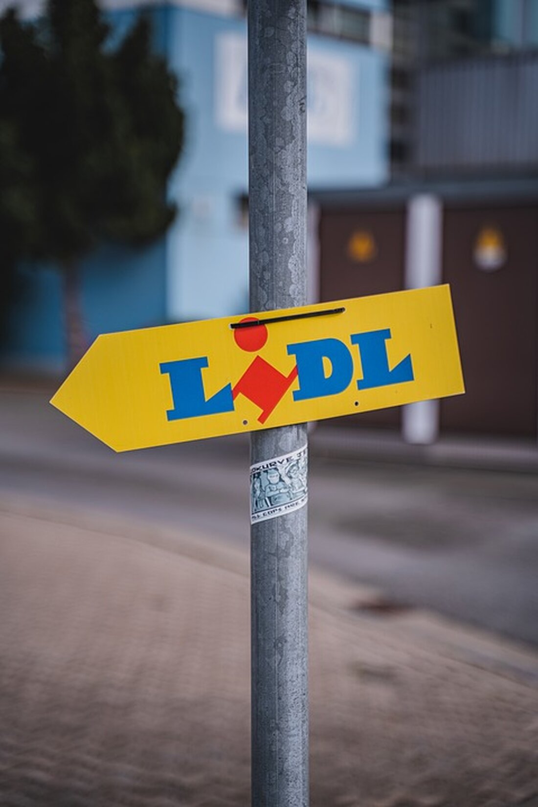 Lidl wurde durch die Deutsche Umwelthilfe (DUH) wegen irreführender Werbung für angeblich biologisch wertvolle Textilien verklagt und vor Gericht zur Unterlassung verurteilt. Die DUH kritisiert den Einsatz von Mischgewebe und Kunststofffasern in der Kleidung, da diese nicht recyclingfähig sind und die Umwelt belasten. Statt fragwürdige Kleidung zu bewerben, sollte Lidl auf umweltverträgliche Materialien und eine nachhaltige Produktion achten. Der Artikel behandelt den Fall und nennt die betroffenen Textilmarken "pepperts!" und "esmara/LIVERGY".