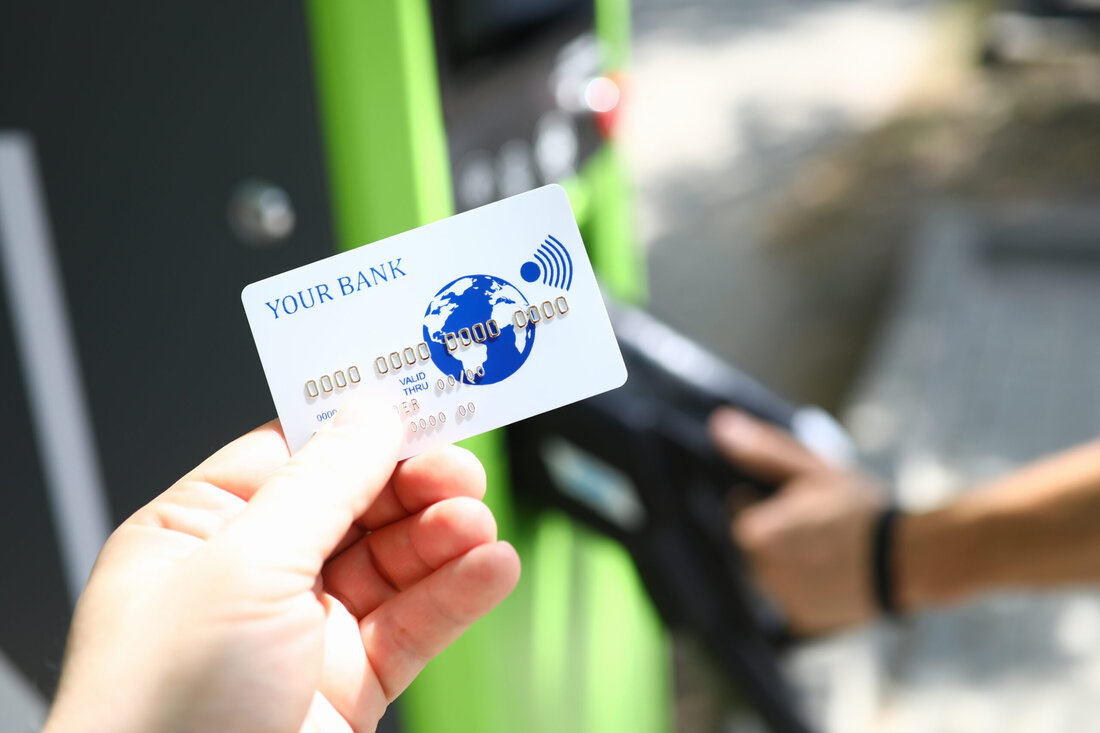 Tanken war noch nie so einfach wie heute – keine Quittungen und keine Bargeldtransaktionen mehr – zumindest unter bestimmten Voraussetzungen. Mit nur einer Handbewegung können Sie nach dem Auftanken an der Zapfsäule in der Tankstelle bezahlen und Ihre Fahrt fortführen. Aber wie funktioniert das? Wieso sind Tankkarten so sinnvoll? Und lohnt es sich wirklich, eine zu haben? Nun, halten Sie Ihre Autoschlüssel fest, denn wir werden Ihnen alles erklären, was Sie über Tankkarten wissen müssen! Die Funktionsweise einfach erklärt Eine Tankkarte ist ein spezielles Zahlungsmittel, mit dem vorzugsweise Gewerbetreibende ihren Kraftstoff bezahlen können, ohne jedes Mal Bargeld oder Kreditkarten benutzen …