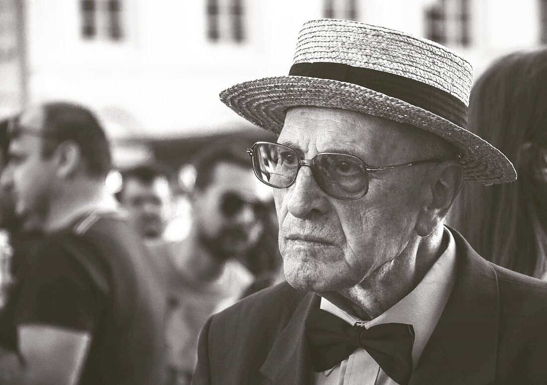 Entdecken Sie die inspirierende Fitnessgeschichte von Walter, einem über 80-jährigen Klienten von Personal-Trainerin Mone Dusek. Erfahren Sie, wie Motivation und gezieltes Training ihm halfen, physische Einschränkungen zu überwinden und aktiv Zeit mit seinem Enkel zu verbringen. Lassen Sie sich von Walters Erfolg motivieren und finden Sie heraus, dass Fitness in jedem Alter möglich ist! Besuchen Sie uns für individuelle Trainingsangebote.