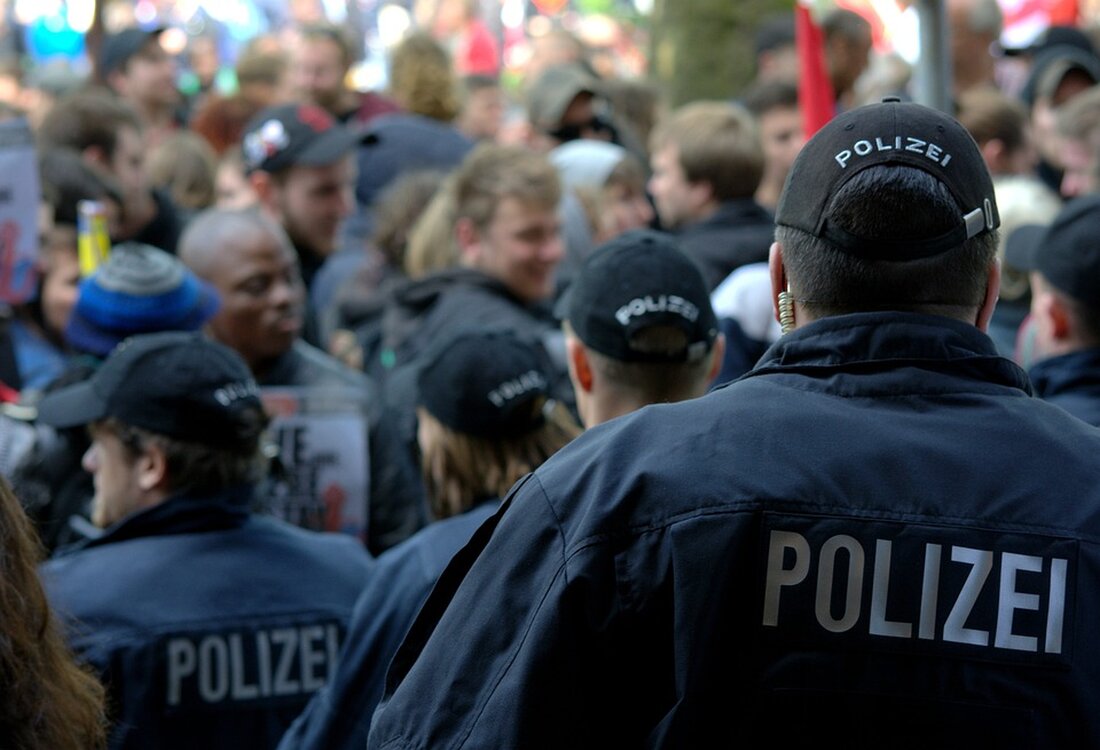 Aktuelle Berichterstattung über Demonstrationen in Madrid für den Verbleib von Sánchez im Amt. Tausende fordern Unterstützung für den linken Regierungschef. Solidarität und politischer Einsatz sichtbar.