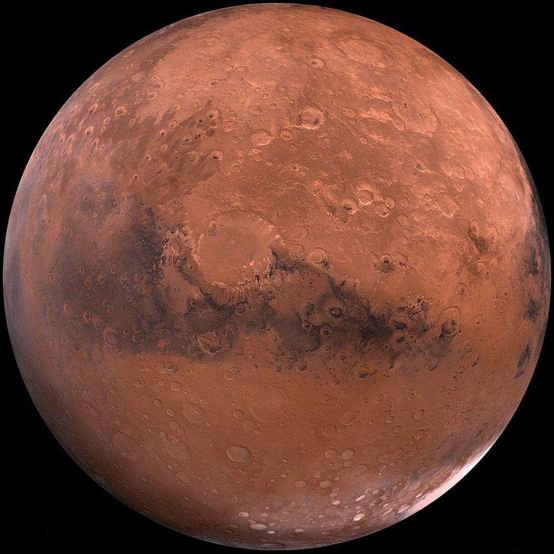 Der Mars zu Besuch in Potsdam Der Mars fasziniert die Menschheit seit Jahrhunderten: Antike Hochkulturen benannten ihre Götter nach dem rötlich schimmernden Himmelskörper, später beflügelte unser Nachbarplanet die Fantasie von Science-Fiction-Autoren. Heute sind manche Forschende und Unternehmer von dem Gedanken ergriffen, den Mars zu besuchen, ihn vielleicht gar zu besiedeln. Bis die ersten Menschen den Mars betreten, wird es wohl noch Jahre, vielleicht sogar Jahrzehnte dauern. Dafür kommt der rote Planet an diesem Wochenende nach Potsdam – in die Nikolaikirche. Genauer gesagt, eine Miniaturversion, die, gemessen an irdischen Maßstäben, immer noch riesig ist: Rund sieben Meter Durchmesser misst die Installation …