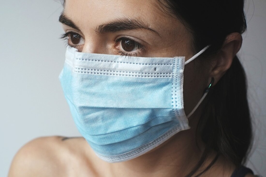 Informativer Artikel: Die Bedeutung von Vitamin D für die Gesundheit Einführung Vitamin D spielt eine wesentliche Rolle für unsere Gesundheit. Es handelt sich dabei um ein fettlösliches Vitamin, das in zwei Formen vorkommt: Vitamin D2 (Ergocalciferol) und Vitamin D3 (Cholecalciferol). Unser Körper kann Vitamin D sowohl über die Nahrung aufnehmen als auch durch die Einwirkung von Sonnenlicht produzieren. Die Funktionen von Vitamin D Vitamin D hat verschiedene wichtige Funktionen im Körper. Eine der bekanntesten ist die Regulierung des Calcium- und Phosphatstoffwechsels. Es trägt dazu bei, dass Calcium aus der Nahrung richtig aufgenommen und im Körper verwendet wird. Dies ist essentiell …