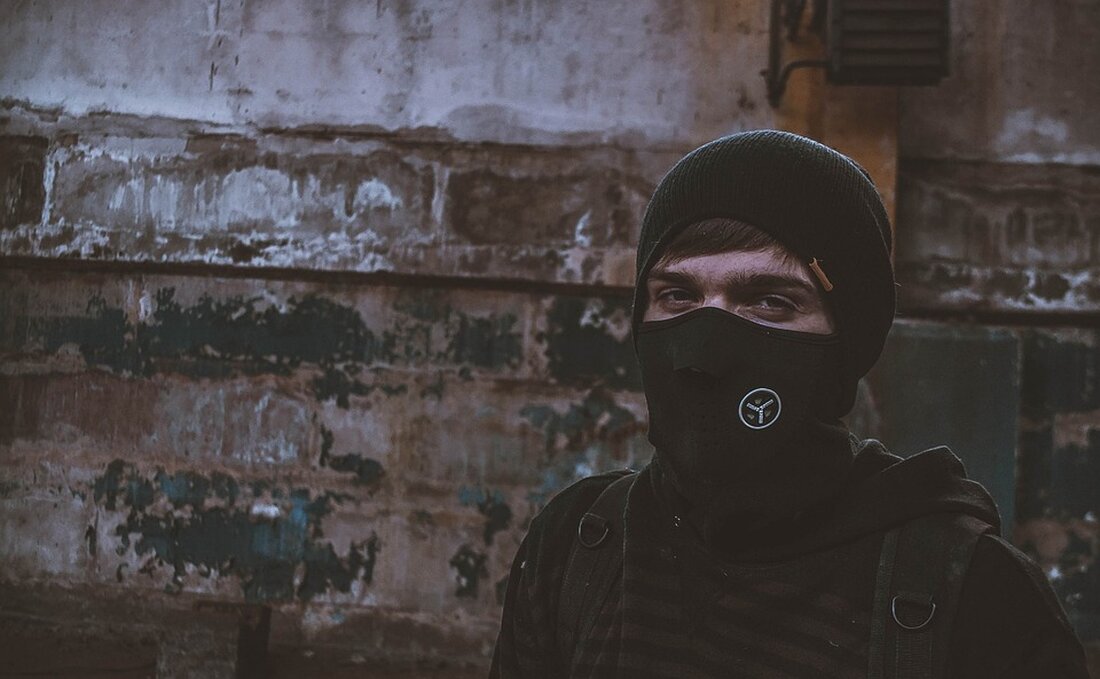 Britische Anti-Terror-Einheit durchsucht Haus einer 19-Jährigen, konfisziert Samurai-Schwert. Gründe unklar, Kritik wächst.