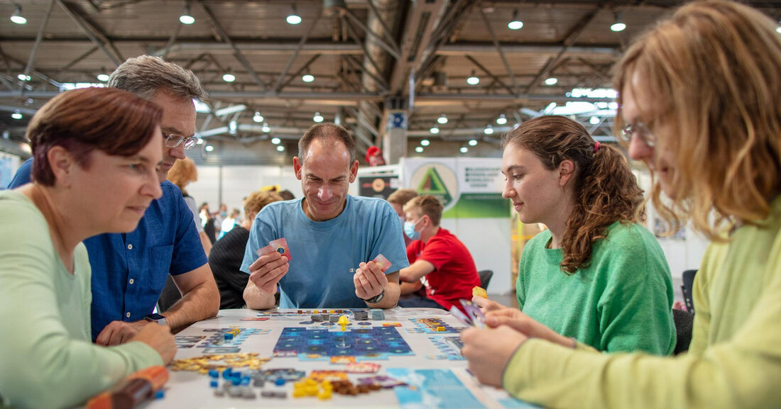 modell-hobby-spiel 2022 Modellbau und -bahn, Kreatives Gestalten, Technik, Spiel und Sport &#8211; rund 400 Aussteller, Clubs und Vereine verwandeln während der modell-hobby-spiel vom 30. September bis 2. Oktober 2022 die Leipziger Messe in ein Freizeitparadies. © Leipziger Messe / Jörg Singer „Lebe deinen Spaß“ heißt das Motto der diesjährigen modell-hobby-spiel – und das funktioniert vor allem in guter Gesellschaft. Für Letztere sorgen neben 413 Ausstellern aus 12 Ländern vor allem die kleinen und großen Gäste der größten Publikumsmesse, die in diesem Jahr auf dem Leipziger Messegelände ihre Türen öffnet. Besucherinnen und Besucher erwartet ein vielfältiges Angebot der Hersteller und Händler, &hellip;