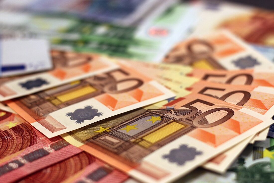 "Entdecken Sie die beeindruckenden Ergebnisse der ersten Playmobil Kunst-Benefiz-Aktion! Über 25.000 Euro wurden durch die Versteigerung einzigartiger Großfiguren gesammelt, deren Erlös der Organisation Save the Children zugutekommt. Erfahren Sie mehr über die kreative Vernissage in Berlin und wie diese Initiative Kindern in Not weltweit unterstützt."