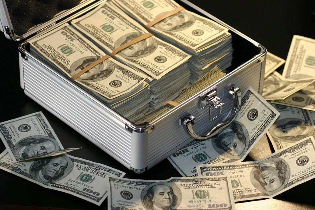 Erfahren Sie in diesem Artikel, wie viel Geld für den Erhalt der deutschen Fußballstadien aufgewendet wird. Die Bundesgütegemeinschaft Instandsetzung von Betonbauwerken hat untersucht, wie alt die Stadien sind und welcher finanzielle Aufwand seit dem Jahr 2000 für Sanierungen und Neubauten betrieben wurde. Entdecken Sie interessante Fakten über die Investitionen in die Bundesliga-Stadien und wie sich die Kosten zwischen den Ligen unterscheiden. Erfahren Sie außerdem, warum der Erhalt von Traditionssportstätten für Fußballfans und -vereine so wichtig ist.