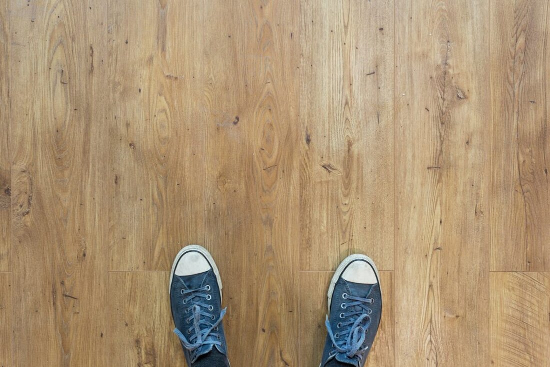 In einer Zeit, in der Wohntrends sich rasch wandeln und immer mehr Menschen Wert auf stilvolle, pflegeleichte und gleichzeitig kostengünstige Bodenlösungen legen, rückt ein Begriff zunehmend in den Fokus: Klick Vinyl. Wer gerade einen Umbau plant oder einfach nur den alten Bodenbelag ersetzen möchte, stößt früher oder später auf dieses moderne Material. Doch was verbirgt sich tatsächlich hinter dem Begriff „Klick Vinylboden“? Warum erfreut sich dieser Bodenbelag so großer Beliebtheit – und worauf sollte man achten, wenn man ihn ins Auge fasst? Dieser Artikel bietet einen umfassenden Einblick für alle, die sich mit dieser Frage beschäftigen und auf der Suche …